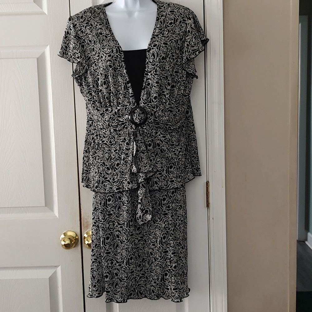 R&M Richards black white crinkle skirt set  Sz 18